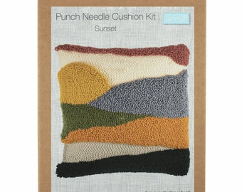 Könnte beinhalten: Punch-Needle-Kissen-Set mit Sonnenuntergangsdesign. Das Set enthält eine vorgedruckte Leinwand, Garn in verschiedenen Farben, eine Punch-Needle und eine Anleitung. Das fertige Kissen ist 36 cm x 36 cm groß.