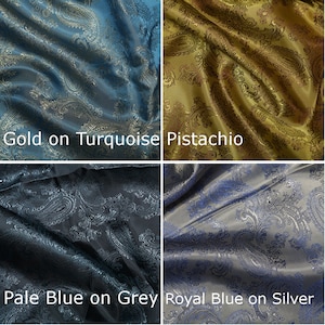 Pode incluir: Quatro amostras de tecido com padr&otilde;es paisley em diferentes combina&ccedil;&otilde;es de cores. As amostras s&atilde;o etiquetadas como "Ouro sobre Turquesa", "Pistache", "Azul claro sobre Cinza" e "Azul real sobre Prata".