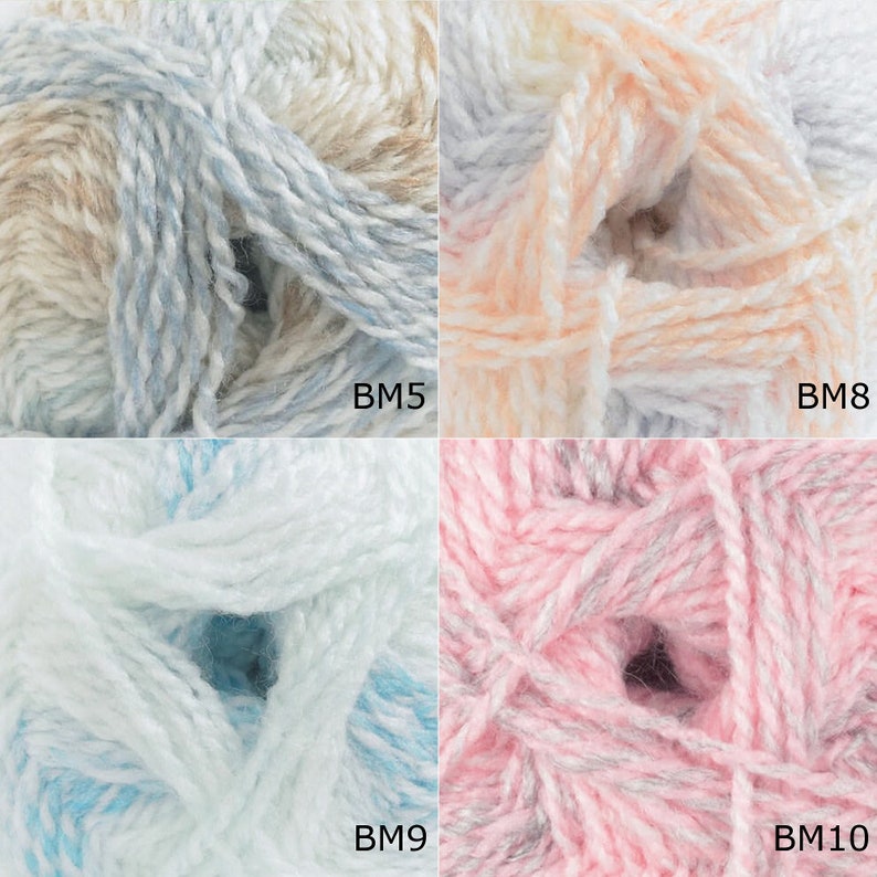K&ouml;nnte beinhalten: Vier Kn&auml;uel Garn in verschiedenen Farbkombinationen. Das Garn ist eine Mischung aus Wei&szlig;, Blau, Rosa und Beige. Die Kn&auml;uel sind mit BM5, BM8, BM9 und BM10 gekennzeichnet.