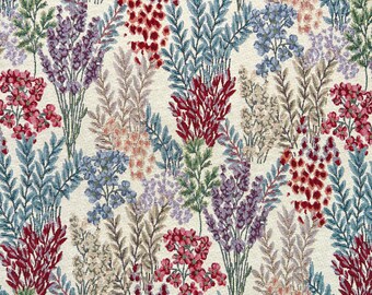 Könnte beinhalten: Ein nahtloses Stoffmuster mit verschiedenen Blumendesigns in Rot-, Blau- und Lilatönen. Der Hintergrund ist cremefarben.