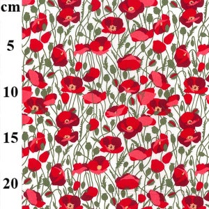 Puede incluir: Tela blanca con un patrón repetido de amapolas rojas. Las amapolas son estilizadas y tienen un centro rojo oscuro. La tela tiene 20 cm de ancho.