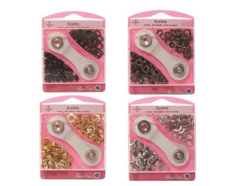 Könnte beinhalten: Vier Pakete mit Ösen in verschiedenen Farben. Jedes Paket enthält 40 Ösen und ein Werkzeug. Die Ösen haben einen Durchmesser von 5,5 mm. Die Pakete sind rosa und weiß mit dem Wort "Eyelets" und "Hemline" bedruckt.