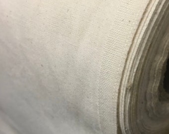 Könnte beinhalten: Nahaufnahme einer Rolle weißen Baumwollstoffs. Der Stoff ist fest gewickelt und hat eine glatte, gleichmäßige Textur.