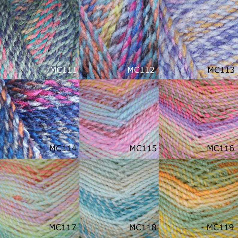 Op de afbeelding: Negen verschillende garenklossen in verschillende kleuren, waaronder roze, blauw, groen en geel. Elke klos heeft een label met een code, zoals MC111, MC112, enzovoort.