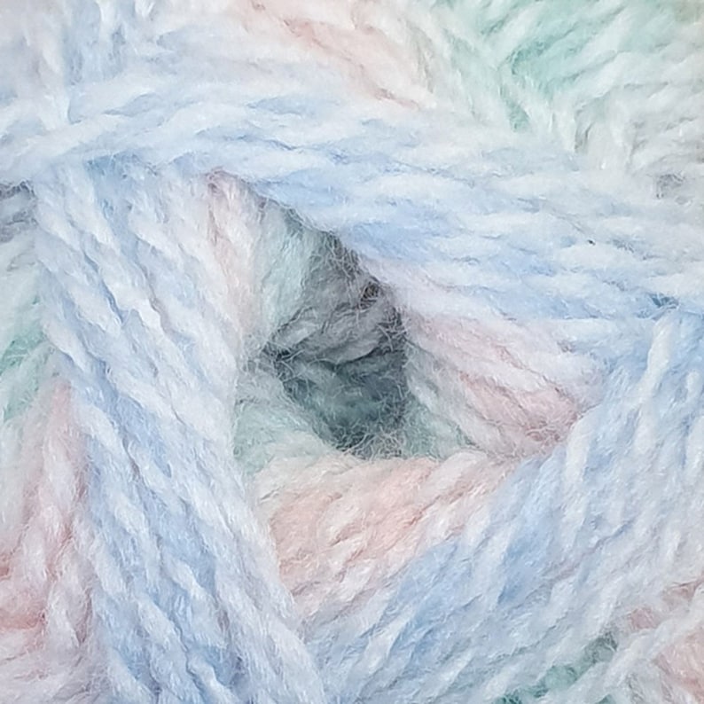 K&ouml;nnte beinhalten: Nahaufnahme eines weichen, mehrfarbigen Garns in Blaut&ouml;nen, Rosa und Gr&uuml;n. Das Garn ist verdreht und verknotet, wodurch ein strukturierter Look entsteht.