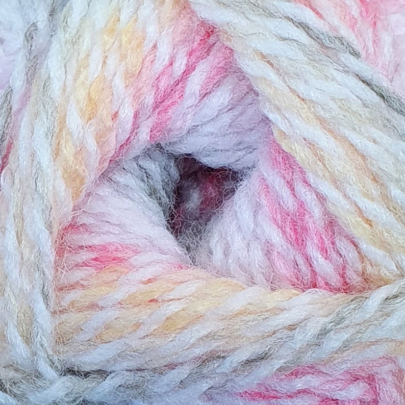 K&ouml;nnte beinhalten: Nahaufnahme eines Kn&auml;uels Garn in einem mehrfarbigen Muster aus Wei&szlig;, Rosa, Gelb und Gr&uuml;n.