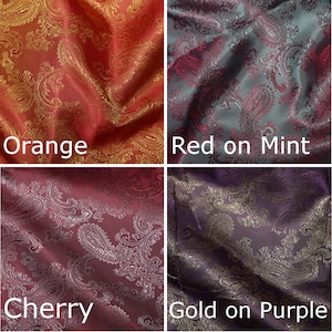 Pode incluir: Quatro amostras de tecido com padr&otilde;es paisley em diferentes combina&ccedil;&otilde;es de cores. As amostras s&atilde;o etiquetadas como "Laranja", "Vermelho sobre Menta", "Cereja" e "Dourado sobre Roxo".