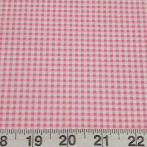 K&ouml;nnte beinhalten: Rosa-wei&szlig;es Gingham-Gewebe mit kleinem Karomuster. Der Stoff wird mit einem Lineal gemessen, das 20 Zoll anzeigt.