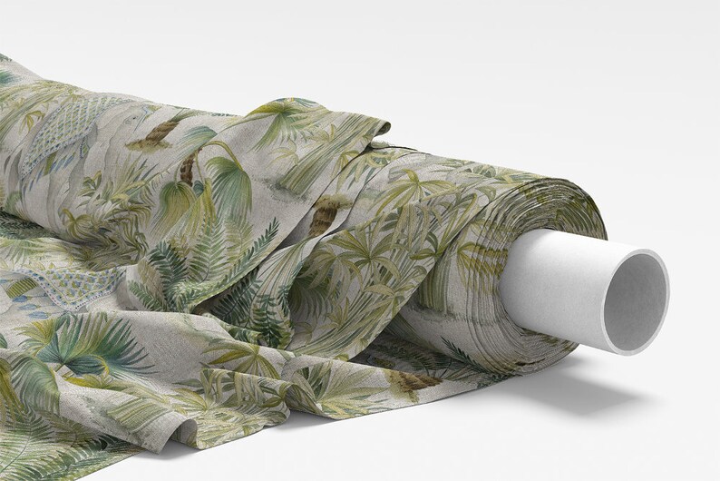 Puede incluir: Un rollo de tela con estampado tropical que presenta hojas de palmera verdes y helechos sobre un fondo beige claro.