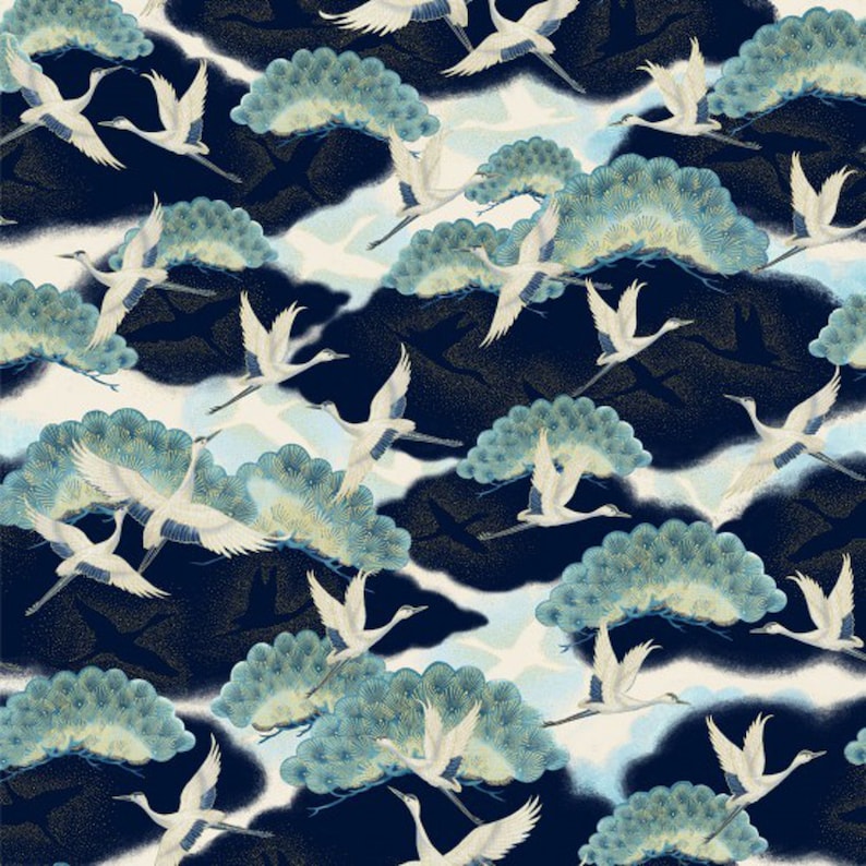 Puede incluir: Un patr&oacute;n sin costuras que presenta grullas blancas volando sobre nubes estilizadas azules y verdes sobre un fondo azul oscuro.