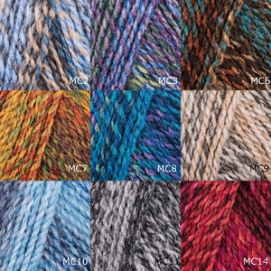 Op de afbeelding: Een verzameling van 14 garenklossen in verschillende kleuren en patronen, waaronder blauw, grijs, bruin, rood en oranje. Elke klos is gelabeld met een nummer van MC2 tot MC14.