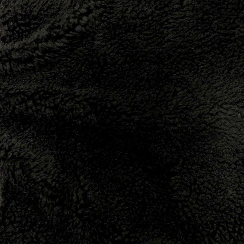 以下が含まれることがあります： 柔らかく、ふわふわした質感の黒いふわふわの生地です。