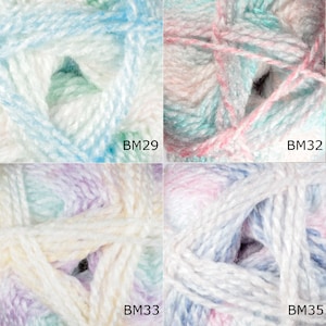 K&ouml;nnte beinhalten: Vier Kn&auml;uel Garn in verschiedenen Farbkombinationen. Das Garn ist wei&szlig; mit Schattierungen von Blau, Rosa, Gr&uuml;n und Lila. Das Garn ist mit den Codes BM29, BM32, BM33 und BM35 gekennzeichnet.