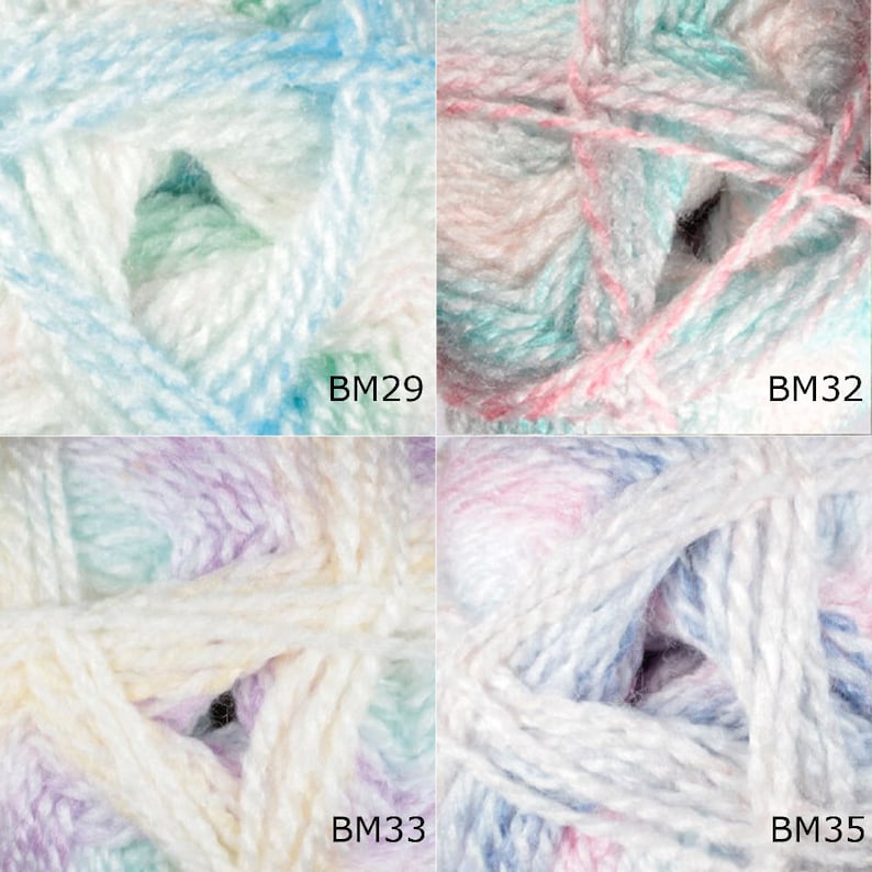 K&ouml;nnte beinhalten: Vier Kn&auml;uel Garn in verschiedenen Farbkombinationen. Das Garn ist wei&szlig; mit Schattierungen von Blau, Rosa, Gr&uuml;n und Lila. Das Garn ist mit den Codes BM29, BM32, BM33 und BM35 gekennzeichnet.