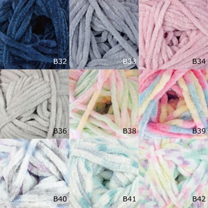 K&ouml;nnte beinhalten: Sortiment an bunten Garnkn&auml;ueln in verschiedenen Blaut&ouml;nen, Grau, Rosa und Pastellfarben. Das Garn ist weich und flauschig, perfekt zum Stricken oder H&auml;keln.