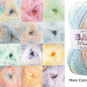 K&ouml;nnte beinhalten: Eine Sammlung von 12 Kn&auml;uel James C Brett Baby Marble Double Knit Garn in verschiedenen Pastellfarben. Jedes Kn&auml;uel hat einen Marmoreffekt mit einer Mischung aus hellen und dunklen Farbt&ouml;nen.