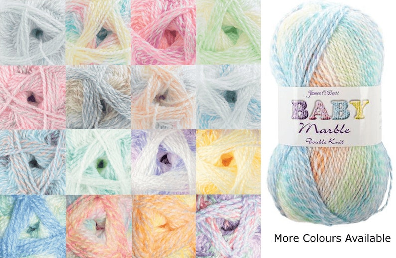 K&ouml;nnte beinhalten: Eine Sammlung von 12 Kn&auml;uel James C Brett Baby Marble Double Knit Garn in verschiedenen Pastellfarben. Jedes Kn&auml;uel hat einen Marmoreffekt mit einer Mischung aus hellen und dunklen Farbt&ouml;nen.