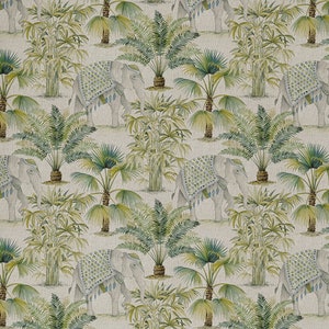Puede incluir: Un patr&oacute;n sin costuras que presenta elefantes blancos adornados con tela estampada azul y verde, caminando por una exuberante jungla verde con palmeras y otros follajes tropicales sobre un fondo beige.