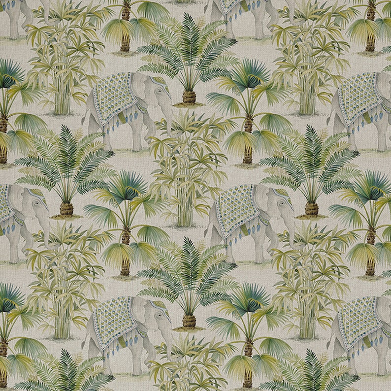 Puede incluir: Un patr&oacute;n sin costuras que presenta elefantes blancos adornados con tela estampada azul y verde, caminando por una exuberante jungla verde con palmeras y otros follajes tropicales sobre un fondo beige.