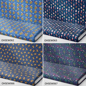 K&ouml;nnte beinhalten: Vier verschiedene Stoffmuster mit Weihnachtsmotiven. Der obere linke Stoff zeigt einen blauen Hintergrund mit Lebkuchenm&auml;nnern und Schneeflocken. Der obere rechte Stoff zeigt einen blauen Hintergrund mit Weihnachtsmann, Zuckerstangen und Str&uuml;mpfen. Der untere linke Stoff zeigt einen blauen Hintergrund mit Lebkuchenm&auml;nnern. Der untere rechte Stoff zeigt einen blauen Hintergrund mit verschiedenen weihnachtlichen W&ouml;rtern und Phrasen.