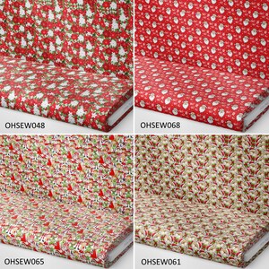 K&ouml;nnte beinhalten: Vier verschiedene rote und wei&szlig;e Weihnachtsstoffdrucke. Der erste Druck zeigt einen roten Hintergrund mit wei&szlig;en Weihnachtssternen und Schneeflocken. Der zweite Druck zeigt einen roten Hintergrund mit einem sich wiederholenden Muster von Weihnachtsmann-Gesichtern. Der dritte Druck zeigt einen roten Hintergrund mit einem sich wiederholenden Muster von Elfen. Der vierte Druck zeigt einen roten Hintergrund mit einem sich wiederholenden Muster von Weihnachtsmann-Gesichtern.