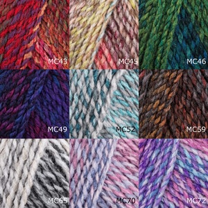 Op de afbeelding: Een verzameling garenstalen in verschillende kleuren en patronen, waaronder rood, groen, blauw, bruin, wit en roze. Het garen is ge&euml;tiketteerd met de codes MC43, MC45, MC46, MC49, MC52, MC59, MC65, MC70 en MC72.
