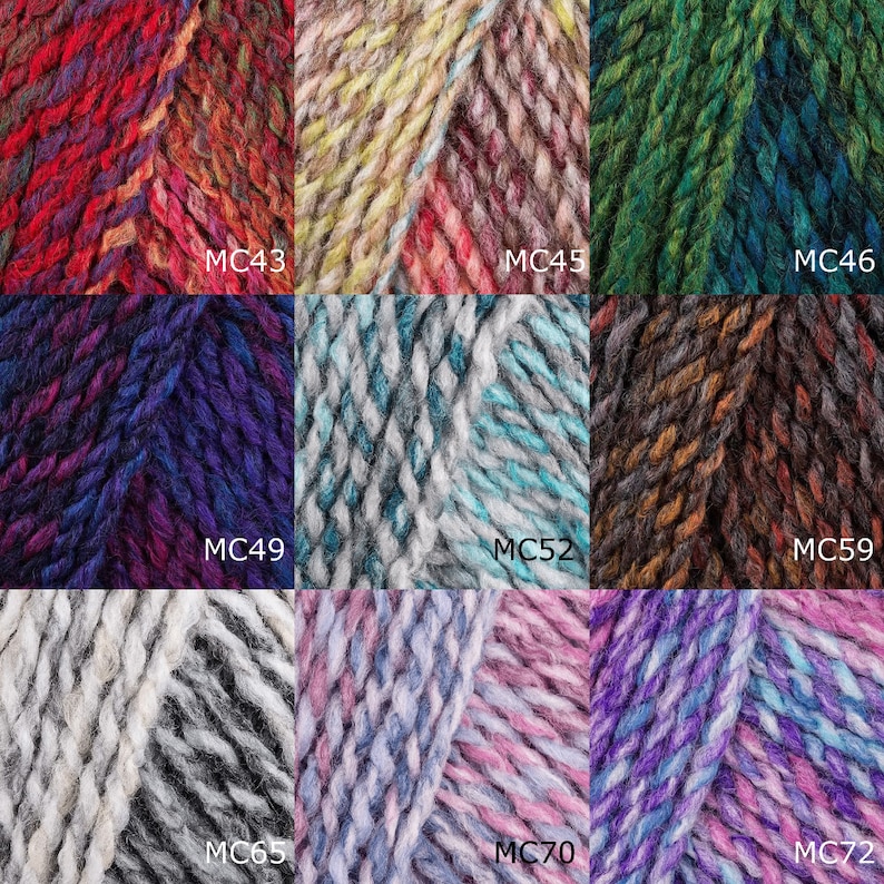 Op de afbeelding: Een verzameling garenstalen in verschillende kleuren en patronen, waaronder rood, groen, blauw, bruin, wit en roze. Het garen is ge&euml;tiketteerd met de codes MC43, MC45, MC46, MC49, MC52, MC59, MC65, MC70 en MC72.