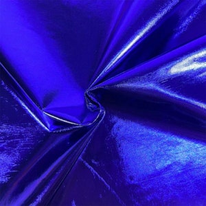Puede incluir: Primer plano de una tela azul met&aacute;lica brillante con una textura suave y sedosa. La tela est&aacute; doblada y drapeada, mostrando su superficie reflectante.