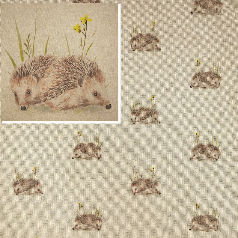 Puede incluir: Una tela beige con un patr&oacute;n repetido de erizos marrones acurrucados con flores amarillas.