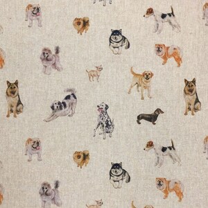 Pode incluir: Um tecido bege com um padr&atilde;o repetido de v&aacute;rias ra&ccedil;as de c&atilde;es. Os c&atilde;es s&atilde;o ilustrados em estilo aquarela e incluem ra&ccedil;as como um dachshund, um d&aacute;lmata, um poodle, um chihuahua, um chow chow, um husky, um bulldog, um terrier e um pastor alem&atilde;o.