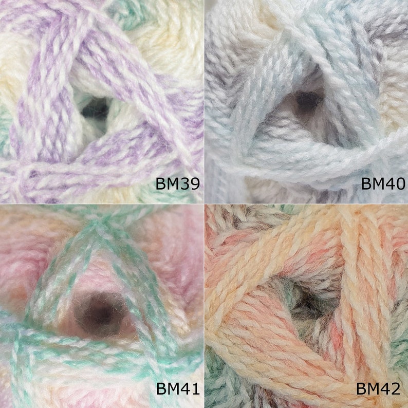K&ouml;nnte beinhalten: Vier Kn&auml;uel Garn in verschiedenen Farbkombinationen. Das Garn ist ein melierter Mix aus Wei&szlig;, Rosa, Gr&uuml;n, Lila und Blau. Die Kn&auml;uel sind mit BM39, BM40, BM41 und BM42 gekennzeichnet.