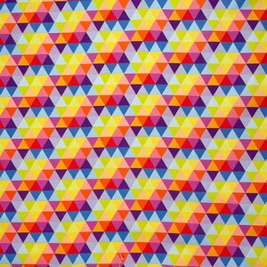 Op de afbeelding: Een kleurrijk geometrisch patroon met een herhalend ontwerp van kleine driehoeken in tinten rood, oranje, geel, groen, blauw, paars en roze.