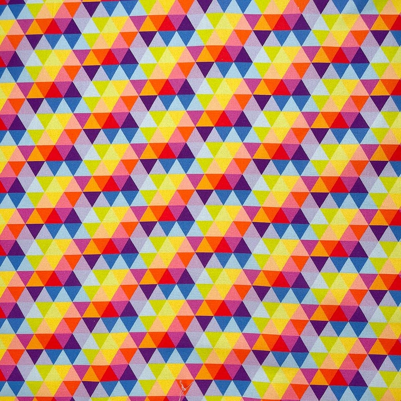 Op de afbeelding: Een kleurrijk geometrisch patroon met een herhalend ontwerp van kleine driehoeken in tinten rood, oranje, geel, groen, blauw, paars en roze.