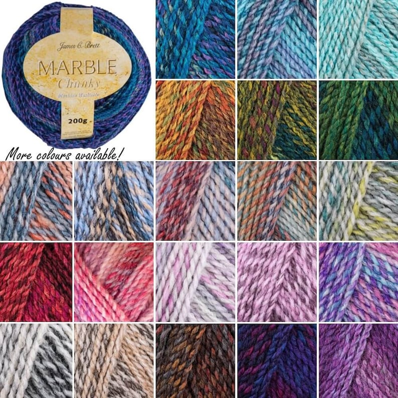 Op de afbeelding: Een verzameling van 18 bollen Marble Chunky garen in verschillende kleuren. Het garen is een mix van acryl en wol en is verkrijgbaar in bollen van 200g. Het garen wordt getoond in een verscheidenheid aan kleuren, waaronder blauw, groen, rood, roze en paars. Het garen is perfect om te breien of te haken.