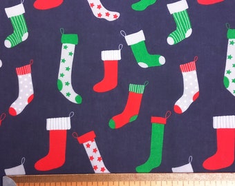 Tela de polialgodón, calcetines navideños colgantes festivos con estrellas multicolores.