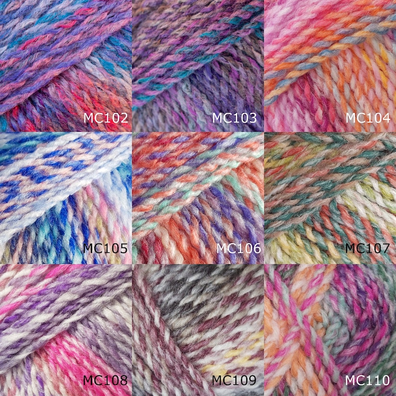 Op de afbeelding: Een close-up van tien verschillende garenklossen, elk met een unieke kleurencombinatie. Het garen is een mix van kleuren, waaronder roze, blauw, groen, paars, oranje en wit. De klossen zijn gelabeld met de nummers MC102 tot en met MC110.