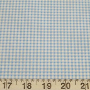 K&ouml;nnte beinhalten: Nahaufnahme eines hellblauen und wei&szlig;en Gingham-Stoffes. Der Stoff hat ein kleines, gleichm&auml;&szlig;iges Karomuster. Am unteren Rand des Bildes ist ein Lineal sichtbar, auf dem die Zahlen 17, 18, 19, 20 und 21 zu sehen sind.