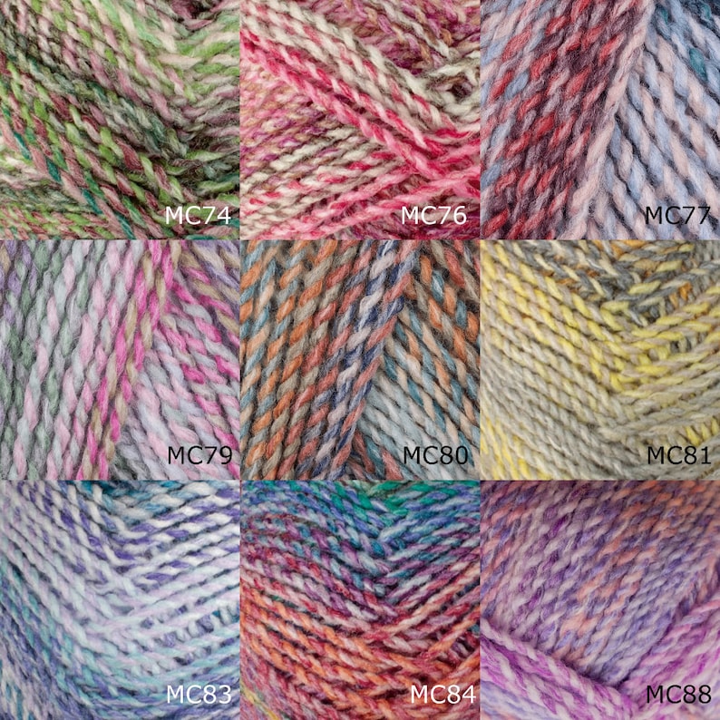 Op de afbeelding: Een verzameling garenklossen in verschillende kleurcombinaties, waaronder groen, roze, rood, blauw, geel en paars. Elke klos is gelabeld met een code, zoals MC74, MC76, MC79, enzovoort.