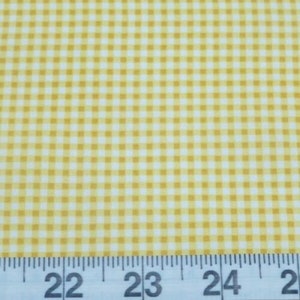 K&ouml;nnte beinhalten: Gelber und wei&szlig;er Gingham-Stoff mit einem Lineal, das 22 bis 25 Zoll anzeigt.