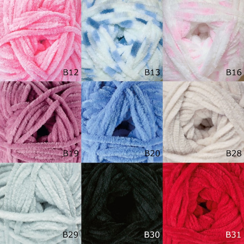 K&ouml;nnte beinhalten: Sortiment von Garnkn&auml;uel in verschiedenen Farben, darunter rosa, blau, wei&szlig;, rot, schwarz und lila. Das Garn ist weich und flauschig mit einer flauschigen Textur. Die Kn&auml;uel sind mit den Nummern B12, B13, B16, B19, B20, B28, B29, B30 und B31 gekennzeichnet.