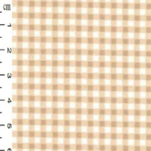 K&ouml;nnte beinhalten: Beige und wei&szlig;er Gingham-Stoff mit einem kleinen Karomuster. Der Stoff wird gegen ein wei&szlig;es Lineal mit Markierungen in Zentimetern gezeigt.