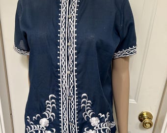 Tunica vintage blu navy e bianca a maniche corte con bottoni ricamati e colletto alla coreana