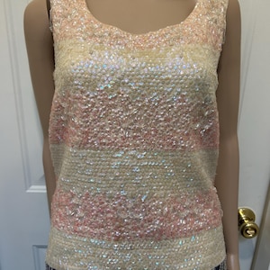 Vintage 1960-tals rosa och krämfärgade paljettpärlfärgade ärmlösa ulltröja