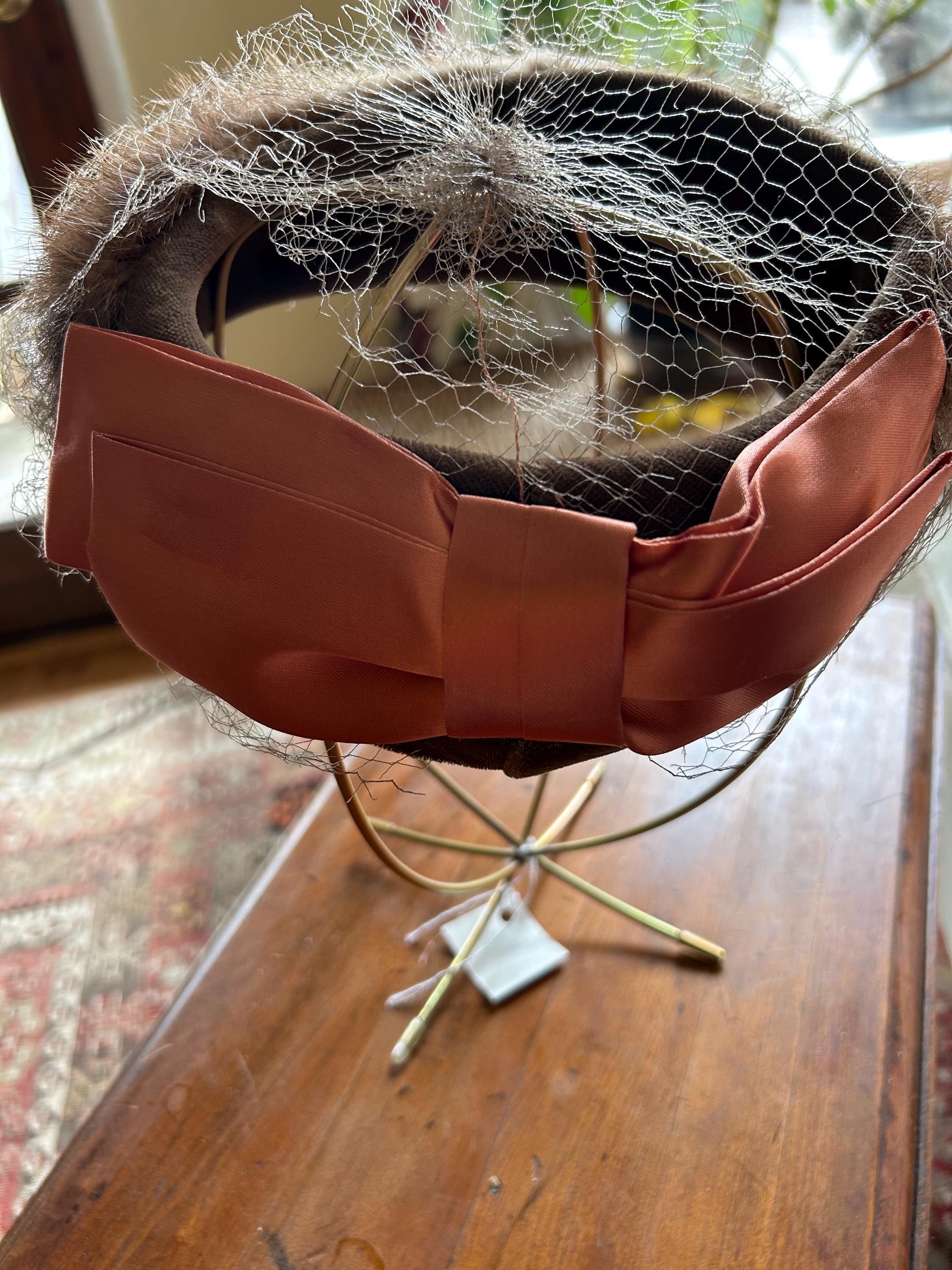 Vtg Mink Fur Brown Velvet Bow Veil Fascinator Hat Open Crown Pill Box 1940s Vtg Mink Pillbox Hat Velvet Bows Veil Net Brown 40s 50s 60s  main image 4