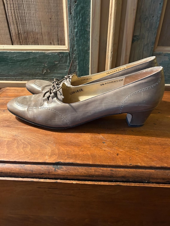 Vintage Salvatore Ferragamo Taupe Leather Suede Low Heel  display picture 3