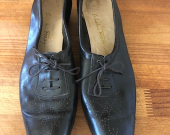 Scarpe da guida vintage da donna Ferragamo Boutique, stringate nere, Oxford Broguing