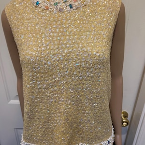 Vintage 50-60-tals mjuk gul paljettpärlad ärmlös ulltröja.