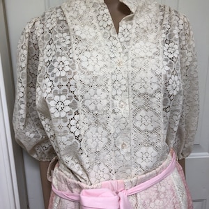 Vintage 80s Beige Victorian Eyelet Lace Blouse Long Puff Sleeves Boho Prairie Chic