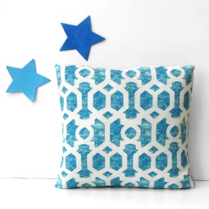 Housse de coussin d'extérieur turquoise à imprimé géométrique sur fond blanc en 4 tailles, Mill Creek Scobey en couvre-oreiller imprimé pour piscine