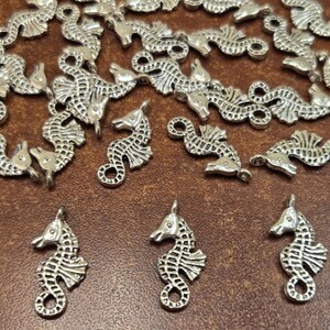 25 pcs antique SILVER METAL ALLOY charms (lead, nickel, & cadmium free) Seahorse